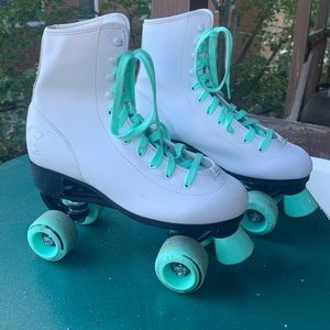 Like new c7 ROLLER SKATES WOMENS SIZE 8! Quad